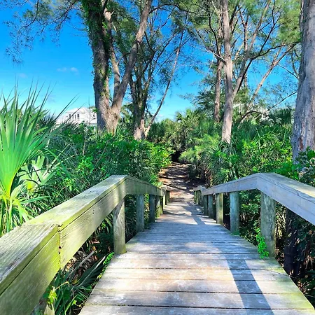Anna Maria Island Runaway Tropical Dream-One Minute Walk To The Beach-Heated Pool
